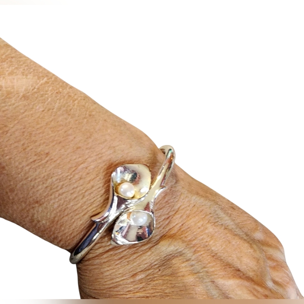 Vintage signed Avon  Lily Calla Flower Bracelet Signed